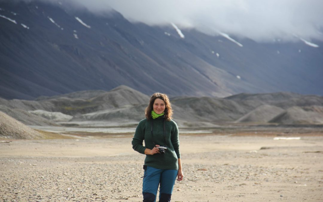 Alvilde har studert på Island og Svalbard. Nå blir hun trainee i Øksnes kommune